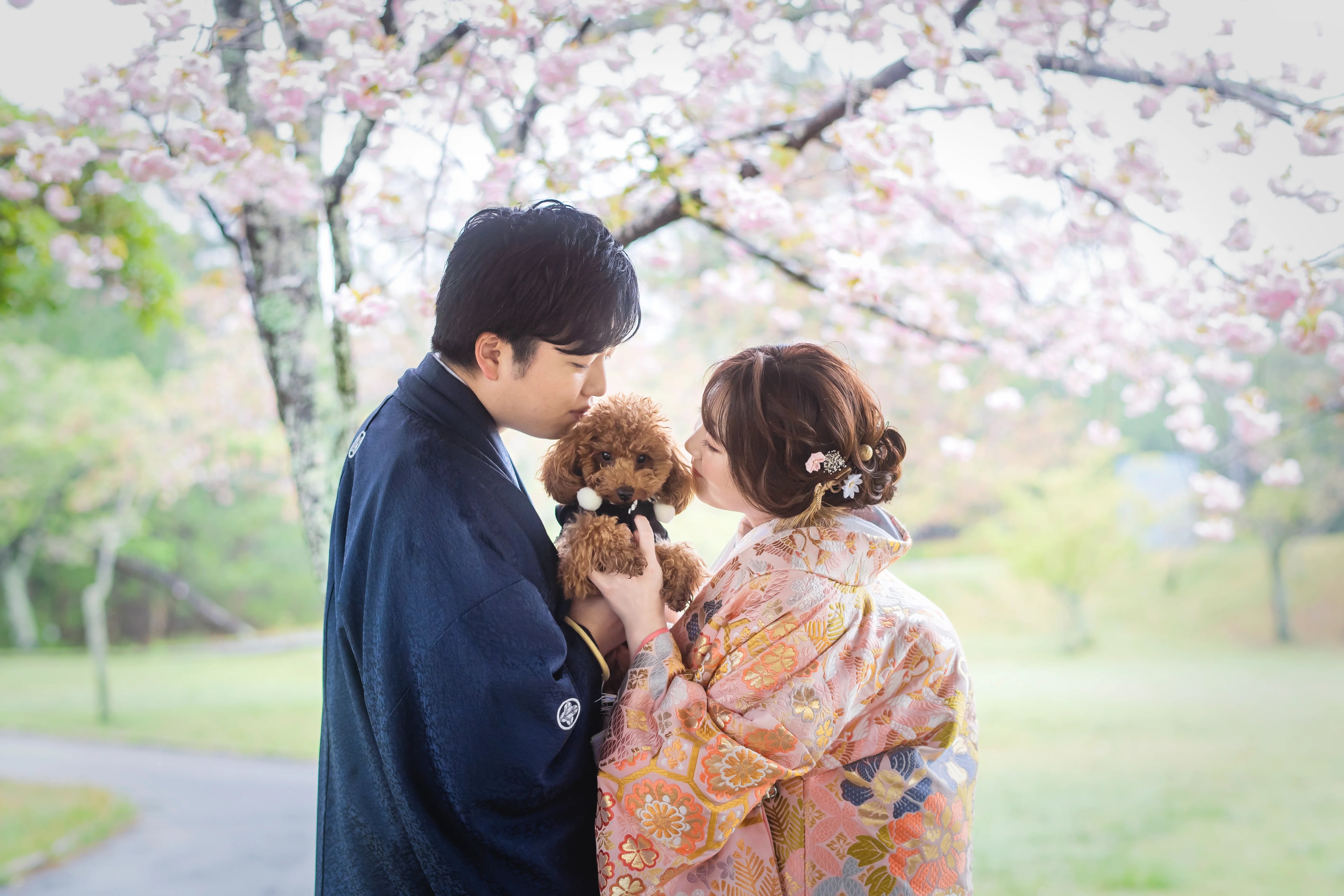 愛犬と一緒の色打掛での和装のおふたり